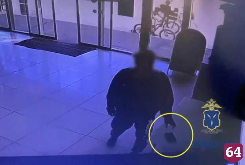 В Энгельсе мужчина забрал чужой телефон и попал на камеру